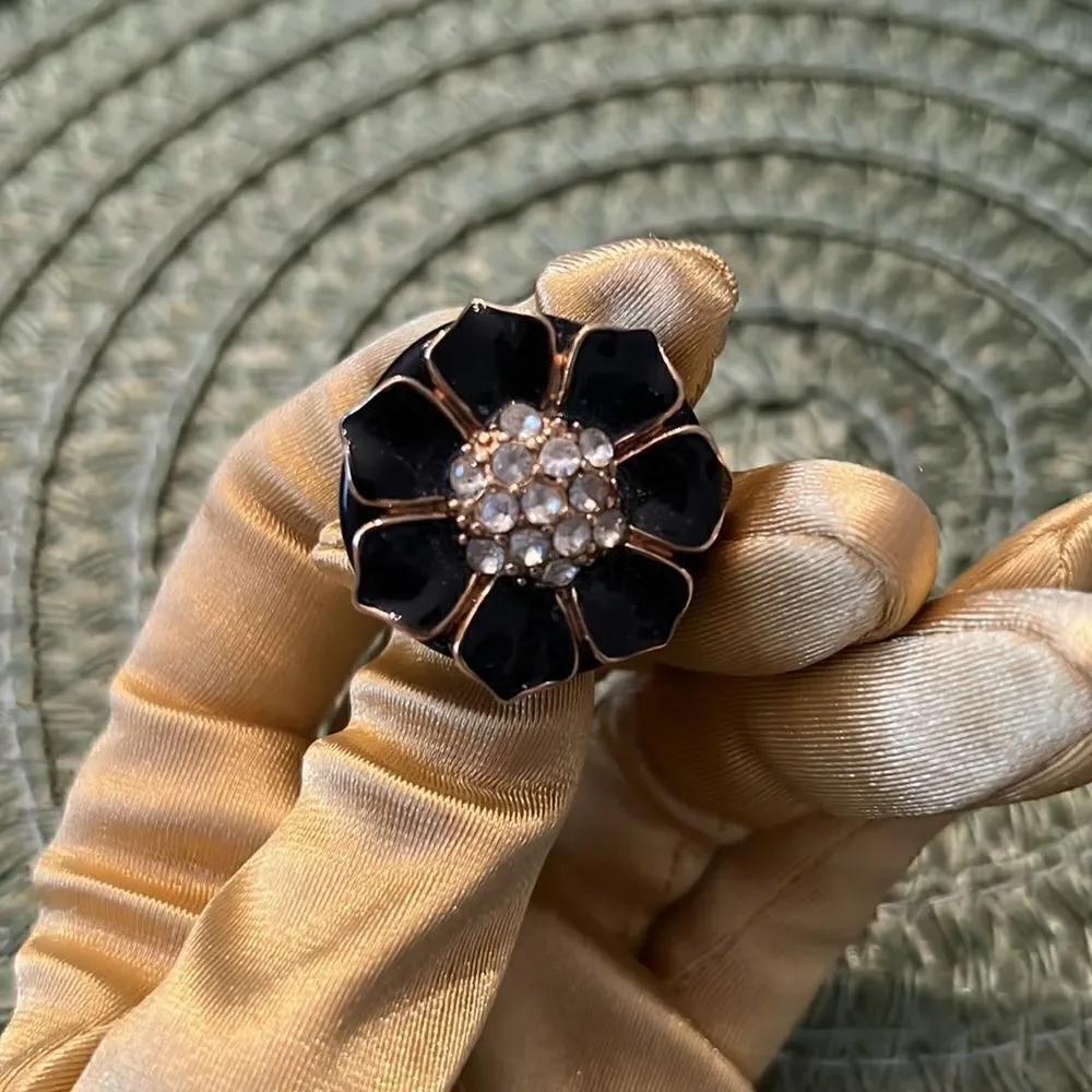 Simply stunning navy blue with gold colored trim and crystals flower ring EUC